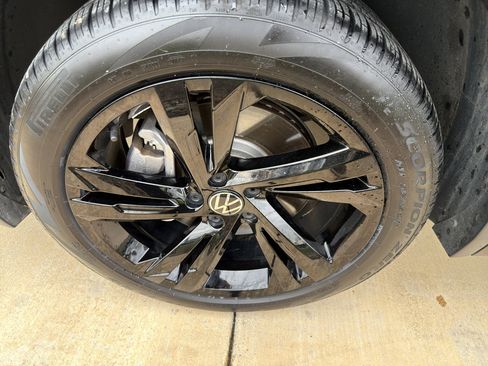 Used 2023 Volkswagen Tiguan SE R-Line image 11