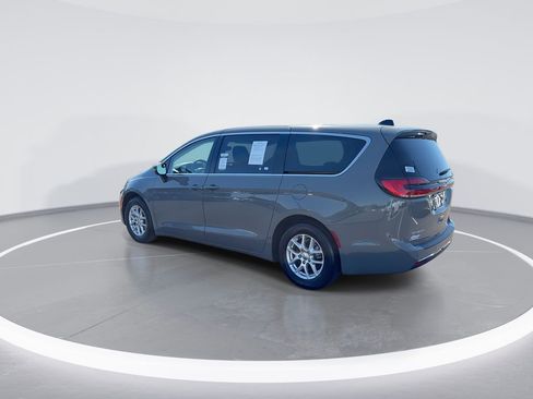 Used 2023 Chrysler Pacifica Touring-L FWD image 6