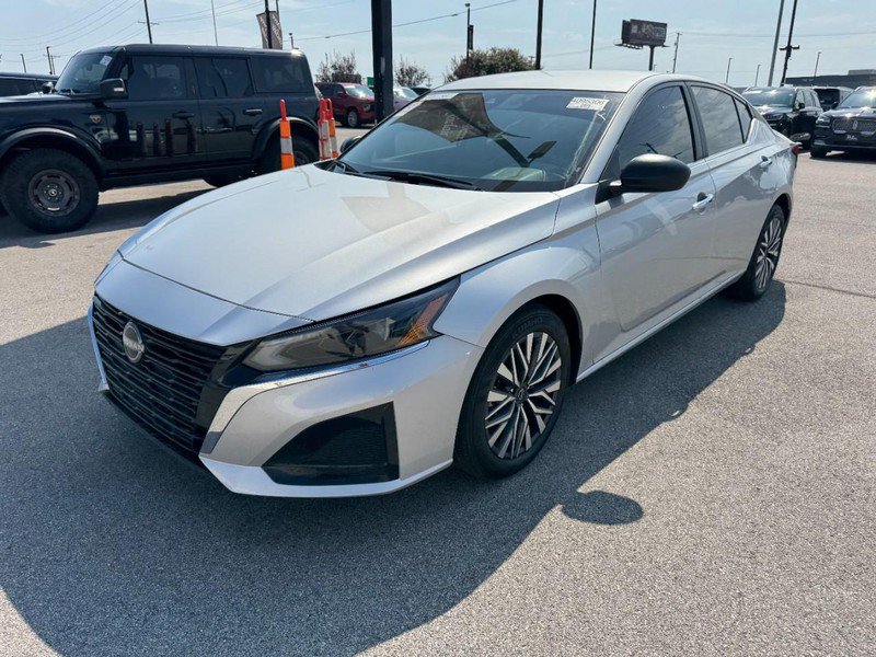 Used 2025 Nissan Altima 2.5 SV FWD image 3