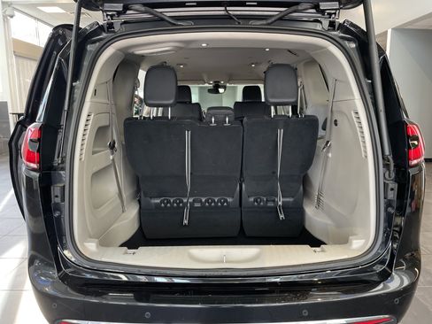 Used 2022 Chrysler Pacifica Touring-L image 16