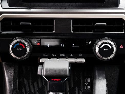 Certified 2025 Toyota Tacoma TRD Off-Road AWD/4WD image 38
