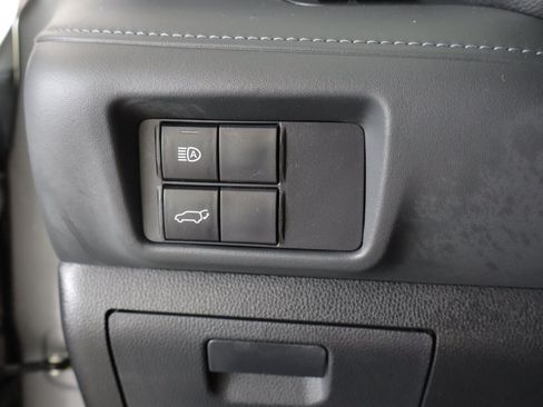 Used 2023 Toyota Highlander XLE AWD/4WD image 19