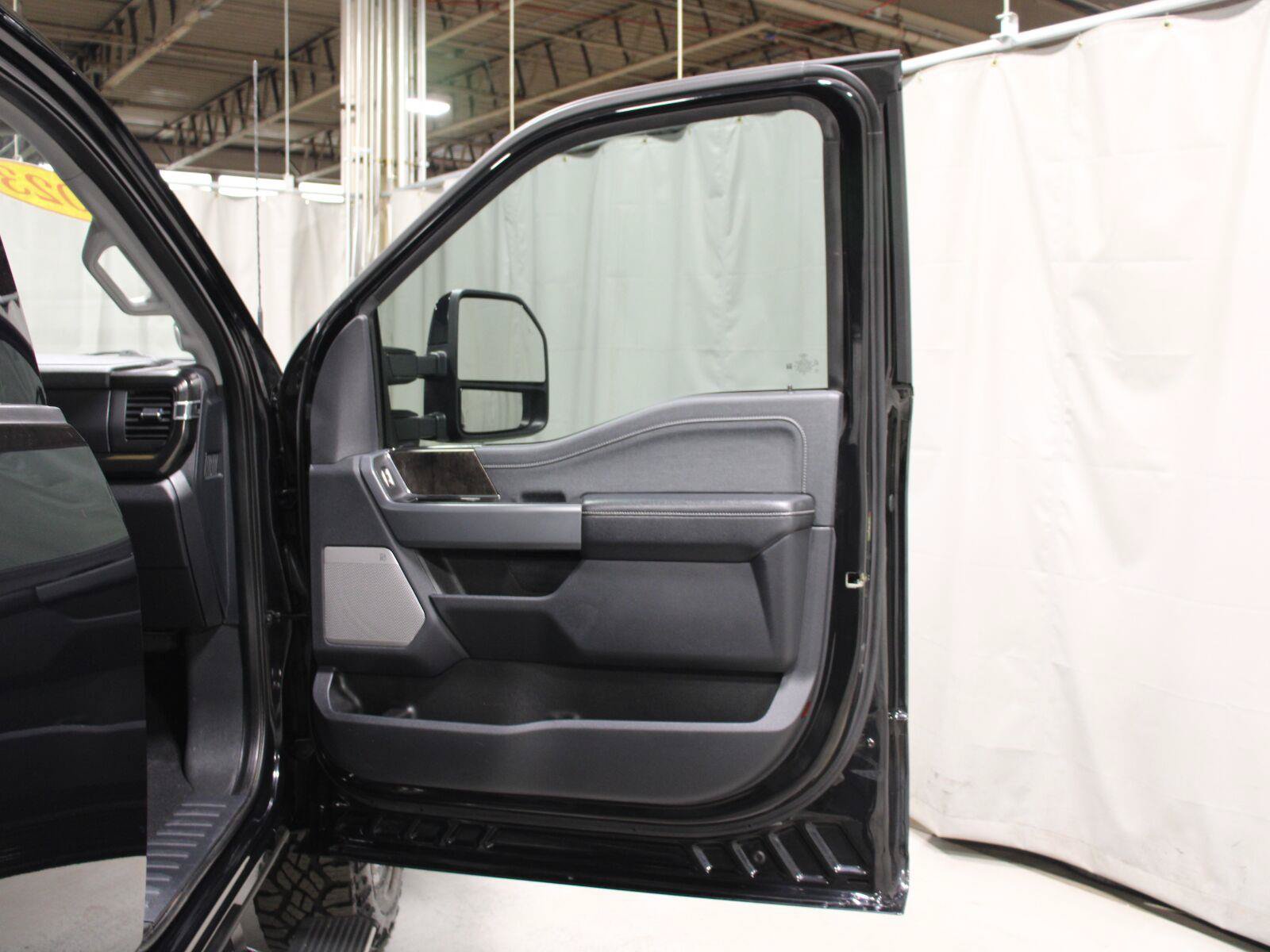 Used 2023 Ford F250 Lariat w/ Lariat Ultimate Package AWD/4WD image 27