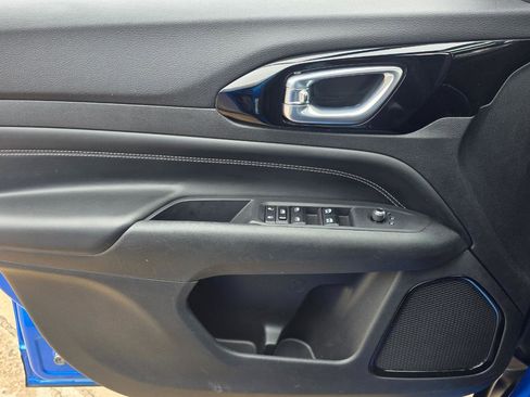 Used 2023 Jeep Compass Latitude image 10