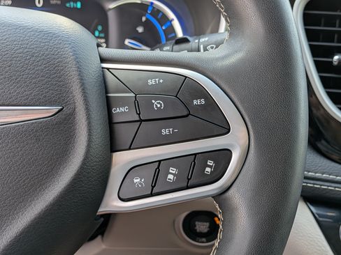 Used 2024 Chrysler Pacifica Limited FWD image 26