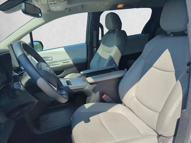 Used 2025 Toyota Sienna XLE FWD image 22