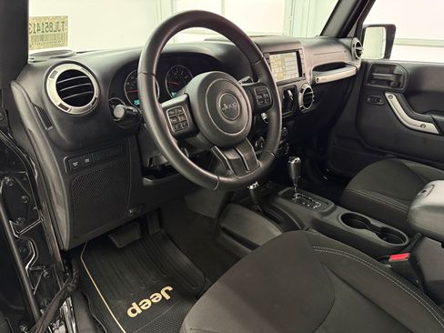 Used 2018 Jeep Wrangler Unlimited Rubicon w/ Connectivity Group AWD/4WD image 4