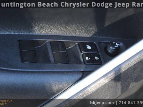 Used 2023 Toyota Corolla Cross XLE image 11