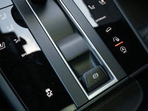 Used 2025 Porsche Macan image 16