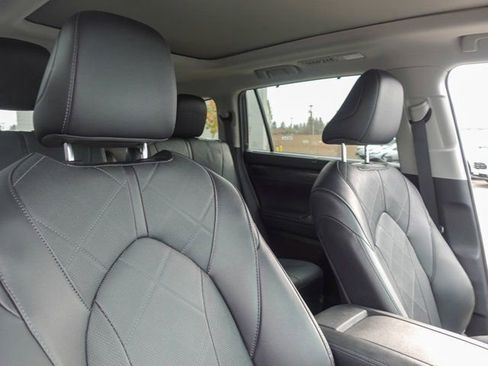 Used 2024 Toyota Highlander Platinum image 15
