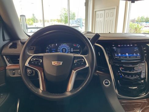 Used 2019 Cadillac Escalade Luxury AWD/4WD image 15