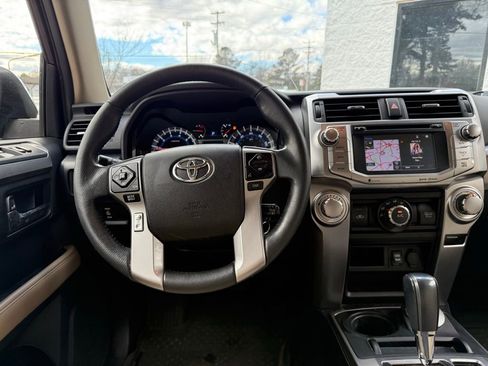 Used 2019 Toyota 4Runner SR5 Premium image 8