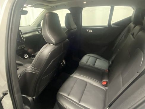 Used 2025 Volvo XC40 B5 Plus image 13