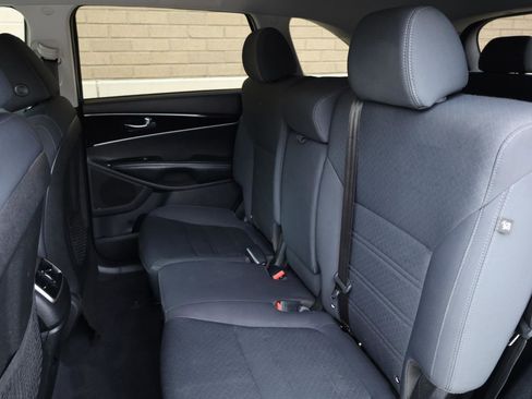 Used 2019 Kia Sorento FWD image 18