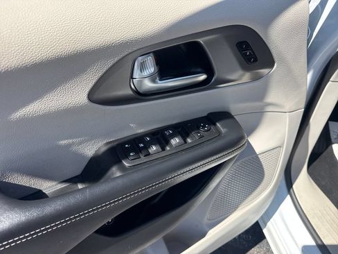 Used 2024 Chrysler Pacifica Limited FWD image 30