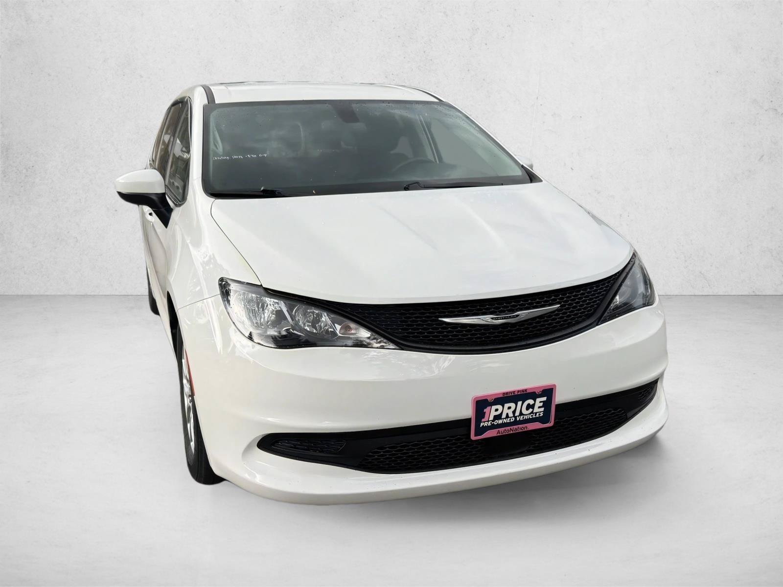 Used 2022 Chrysler Voyager LX FWD image 3