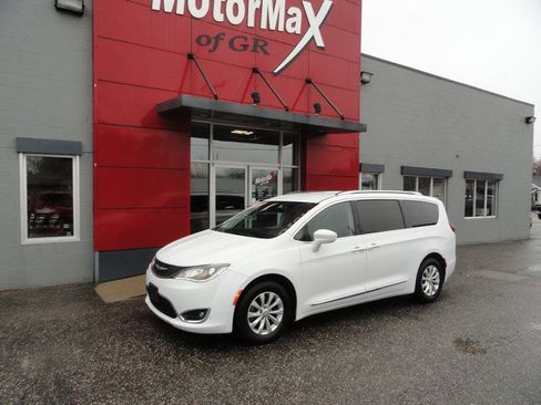 Used 2018 Chrysler Pacifica Touring-L image 1
