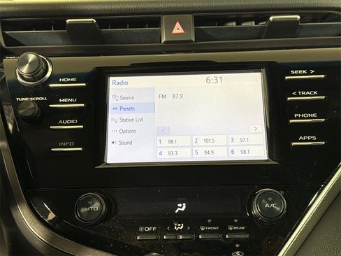 Used 2018 Toyota Camry SE image 28