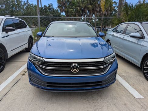 Used 2023 Volkswagen Jetta SE w/ Panoramic Sunroof Package FWD image 2
