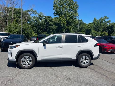 Used 2019 Toyota RAV4 LE FWD image 2