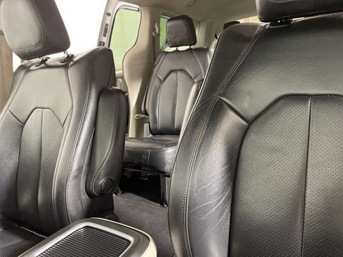 Used 2020 Chrysler Pacifica Touring-L Plus w/ Tire & Wheel Group image 19