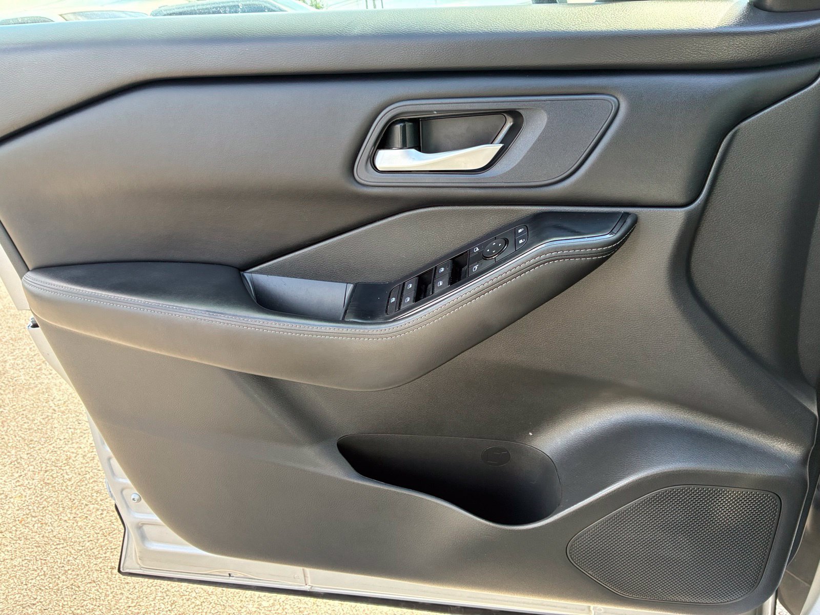 Used 2024 Nissan Rogue SV AWD/4WD image 12