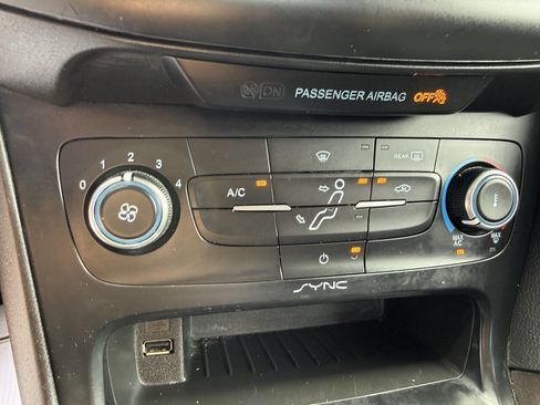 Used 2018 Ford Focus SE image 36
