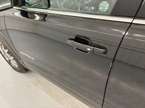 Used 2022 GMC Acadia SLT w/ Preferred Package FWD image 19