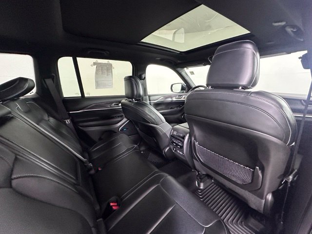 Used 2022 Jeep Grand Cherokee Overland AWD/4WD image 13