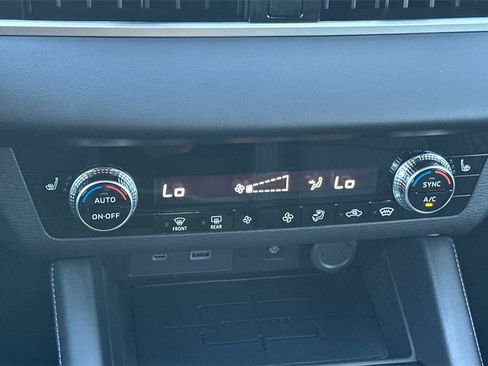 New 2025 Mitsubishi Outlander SE image 21