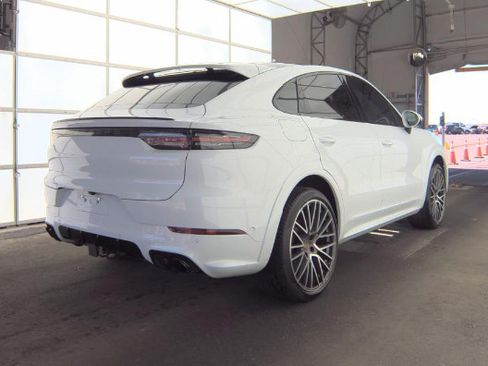 Used 2022 Porsche Cayenne Platinum Edition AWD/4WD image 2