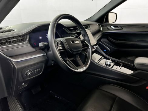 Used 2022 Jeep Grand Cherokee Overland w/ Luxury Tech Group IV AWD/4WD image 9