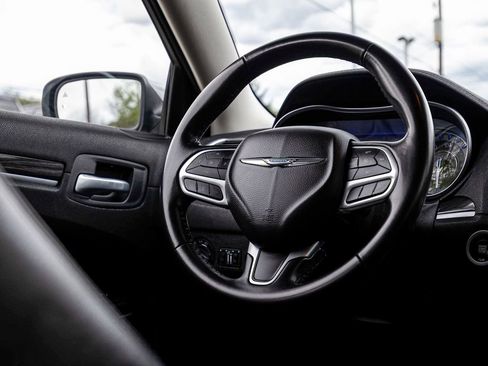 Used 2021 Chrysler 300 Touring L AWD/4WD image 23