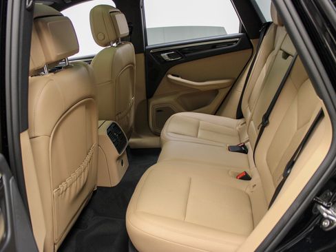 Certified 2025 Porsche Macan image 25