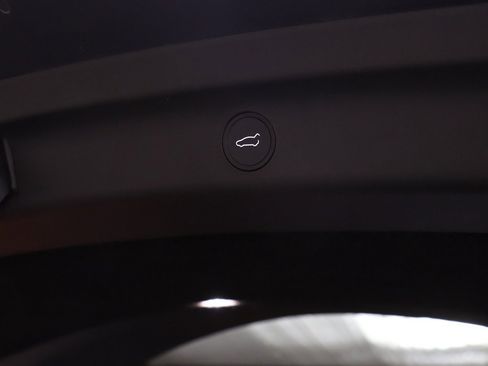 Used 2022 Tesla Model Y Long Range image 60