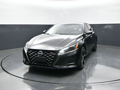Used 2023 Nissan Altima 2.5 SR w/ SR Premium Package AWD/4WD image 4