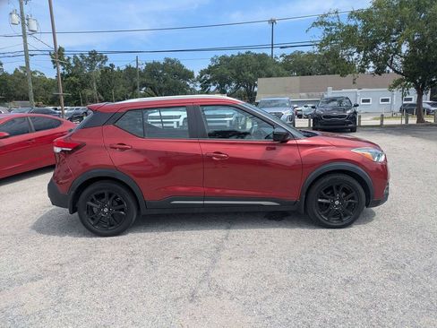 Used 2020 Nissan Kicks SR w/ SR Premium Package FWD image 2