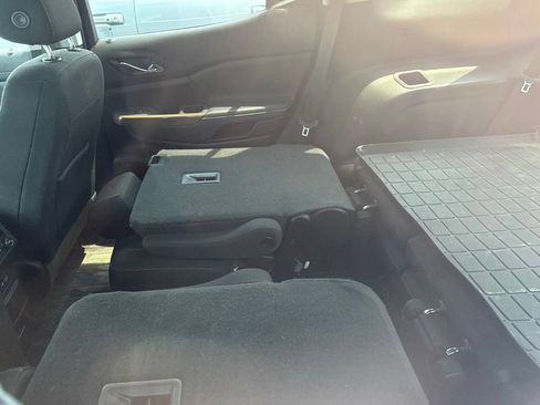 Used 2022 GMC Acadia SLE w/ Driver Convenience Package FWD image 14