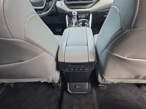 Used 2023 Toyota Highlander XLE AWD/4WD image 14