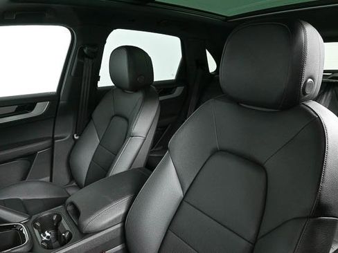 Certified 2025 Porsche Cayenne image 5