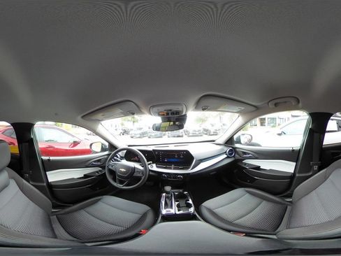Used 2025 Chevrolet Trax LT FWD image 42