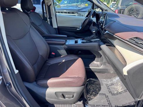 Used 2023 Toyota Sienna Platinum AWD/4WD image 26