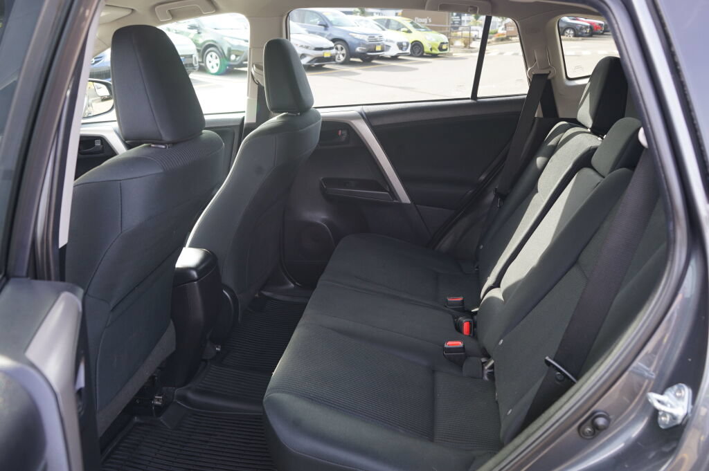 Used 2018 Toyota RAV4 LE w/ All Weather Liner Package FWD image 16