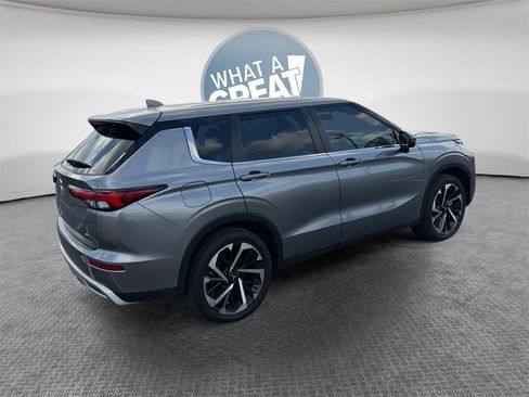 Used 2024 Mitsubishi Outlander SE image 3