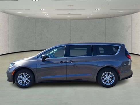 Used 2023 Chrysler Pacifica Touring-L image 8