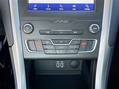 Used 2020 Ford Fusion SE image 27