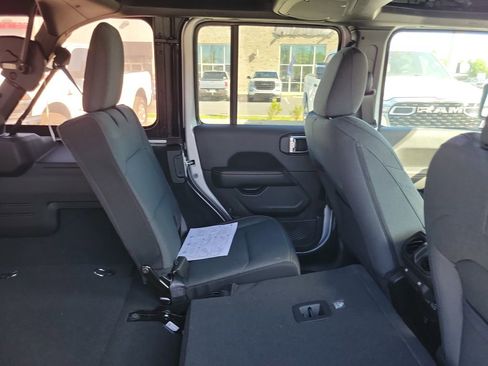 Used 2024 Jeep Wrangler Unlimited Sahara AWD/4WD image 31