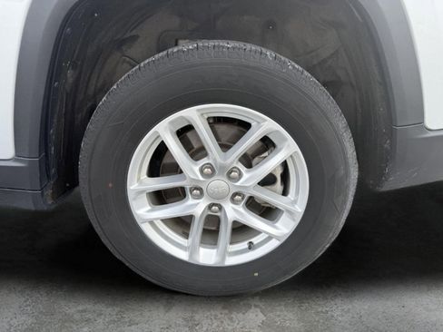 Used 2023 Jeep Grand Cherokee L Laredo image 32