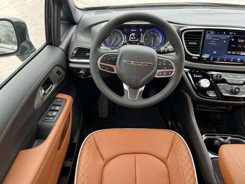 New 2026 Chrysler Pacifica Pinnacle image 14