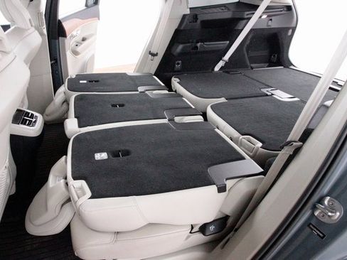 Certified 2022 Volvo XC90 T6 Momentum w/ Advanced Package image 33